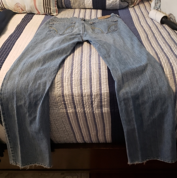 JUST REDUCED Hollister 1922 Jeans - Picture 7 of 9